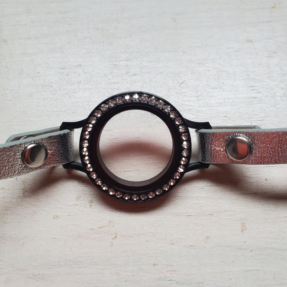 Origami Owl Silver Wrap Bracelet With Black Locket - Picture 2 of 3